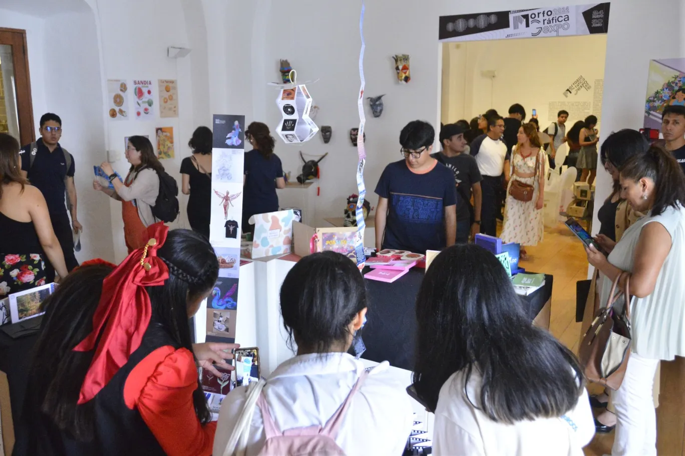 Talento y creatividad de alumnos de Diseño Gráfico se plasman en Morfográfica Expo 2024