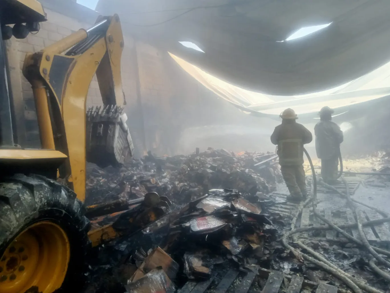 Controlado incendio en fábrica de veladoras en San Martín Texmelucan; solo daños materiales
