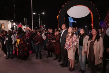 Entre flores, misticismo color: Roberto Solís inauguró Camino de las almas Huejotzingo 2024