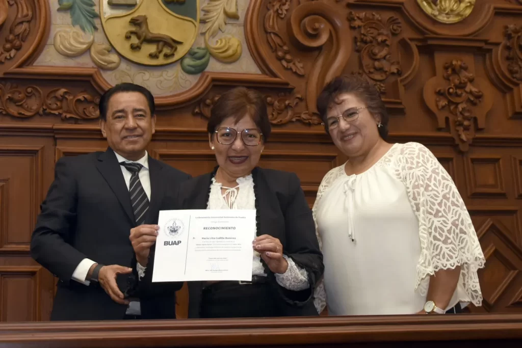 Generación 1974-1976 de la Preparatoria Benito Juárez García recibe reconocimientos