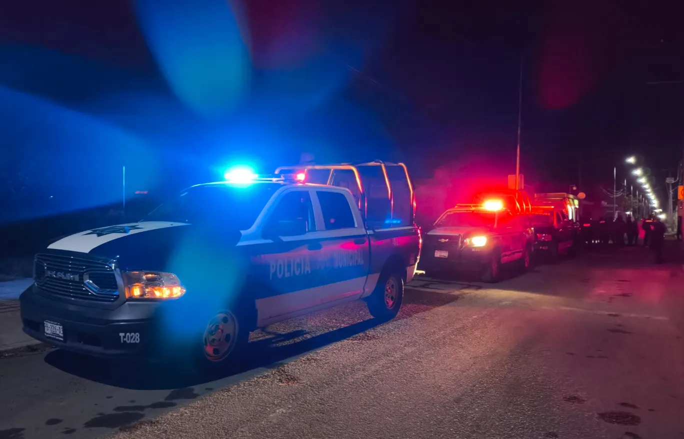 Policía de San Pedro Cholula integra comité de vecino vigilante en Tepalcatepec Exclusivas Puebla Como parte de las estrategias enfocadas en reforzar la seguridad en San Pedro Cholula, la Secretaría de Seguridad Ciudadana (SSC Cholula) integró un comité de Vecino Vigilante con habitantes de San Sebastián Tepalcatepec. Además de escuchar las peticiones de los ciudadanos en materia de seguridad, se realizó un simulacro, utilizando silbatos de emergencia, a fin de que, al detectar cualquier situación inusual, la reporten a los números de emergencia local y a través de los grupos de whatsapp integrados por la Dirección de Prevención del Delito y Atención a Víctimas, con el objetivo de dar respuesta inmediata a cualquier emergencia. Se le recuerda a la población que se encuentran disponibles los números de emergencia local 22 22 47 05 62 y whatsapp 22 13 48 43 24, además del número estatal 911; asimismo, se reforzarán los recorridos de vigilancia preventiva tanto en cabecera municipal como en juntas auxiliares. La presidenta municipal, Tonantzin Fernández, refrenda su compromiso con la ciudadanía para implementar estrategias que permitan estrechar la vinculación entre la ciudadanía y la Policía municipal para dar pronta respuesta a sus peticiones.