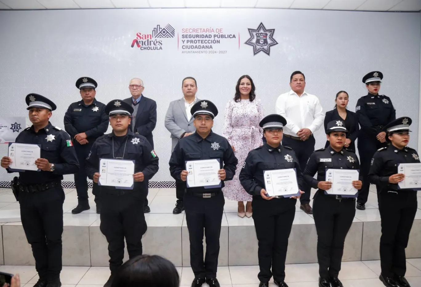 Entrega Lupita Cuautle uniformes a policías de San Andrés Cholula