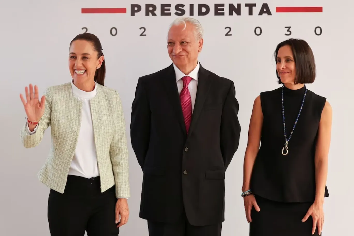 Sheinbaum firma decreto que “devuelve Pemex y CFE al pueblo de México”