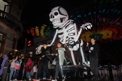 Catrinas recorren las calles de Puebla