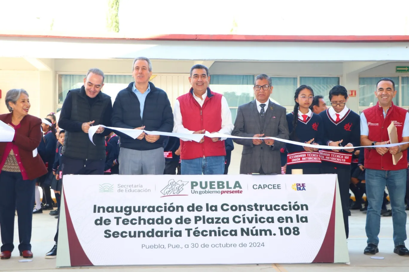 Gobierno de Puebla combate rezago educativo; entrega techados y aulas en la capital