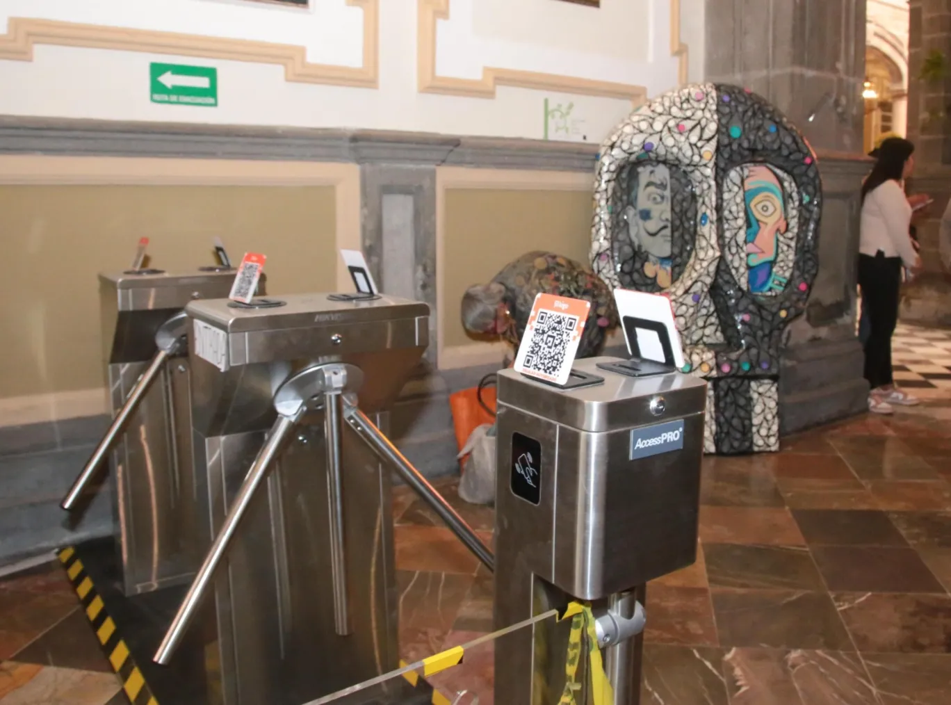 Retiran torniquetes de acceso del Palacio Municipal