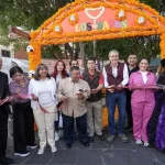 Trabajará Pepe Chedraui por preservar tradiciones; recorre ofrendas en la Plazuela de Los Sapos