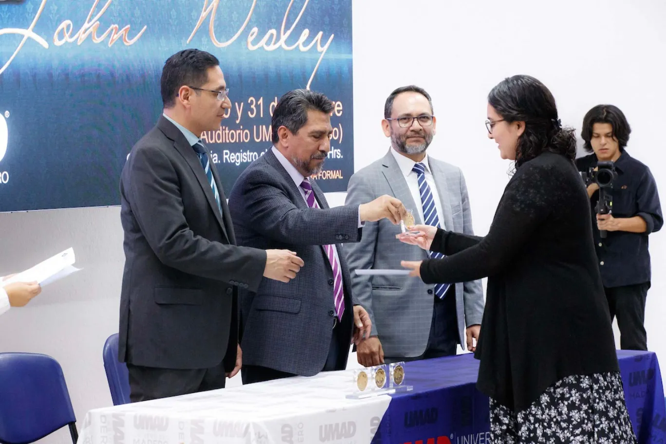 Universidad Madero celebra excelencia académica con premios John Wesley