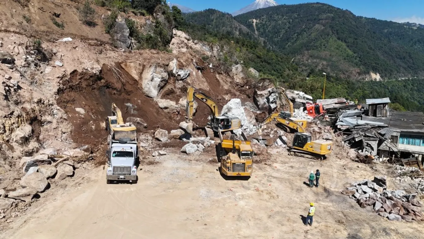 Capufe y SICT remueven un 30% del derrumbe en la autopista Acatzingo-Ciudad Mendoza
