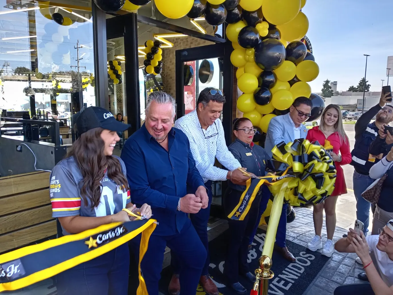 Carl’s Jr. Zaragoza celebra su apertura con éxito y grandes promociones