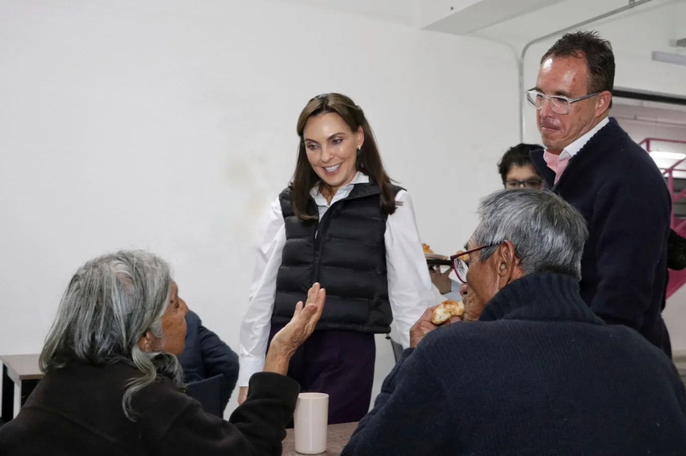 Convive MariElise Budib con usuarios del dormitorio municipal