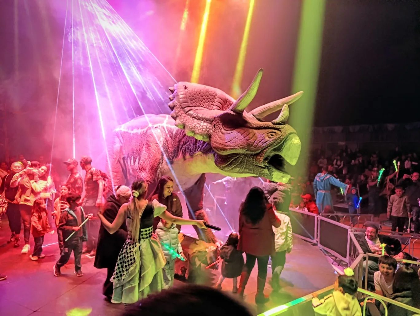 Vive la "Era de Dinosaurios" en Plaza San Pedro