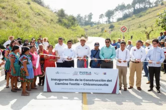 Entregan construcciones de caminos en Chiconcuautla y Tepetzintla, así como la rehabilitación de un tramo carretero en Tlapacoya