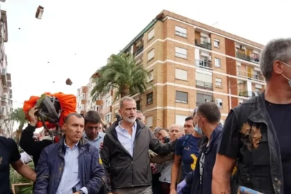 El rey de España dice que "hay que entender el enfado" en ciudades afectadas por temporal