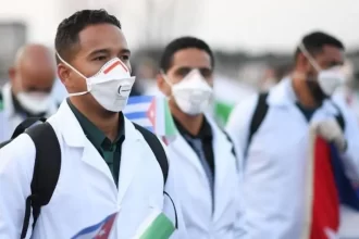 Llegan a México 199 médicos cubanos que trabajarán en comunidades lejanas