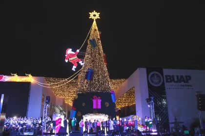 Rectora Lilia Cedillo enciende el Árbol Navideño en la BUAP
