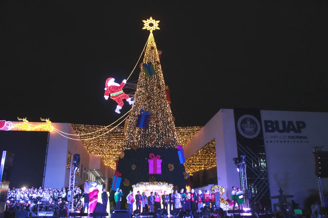 Rectora Lilia Cedillo enciende el Árbol Navideño en la BUAP