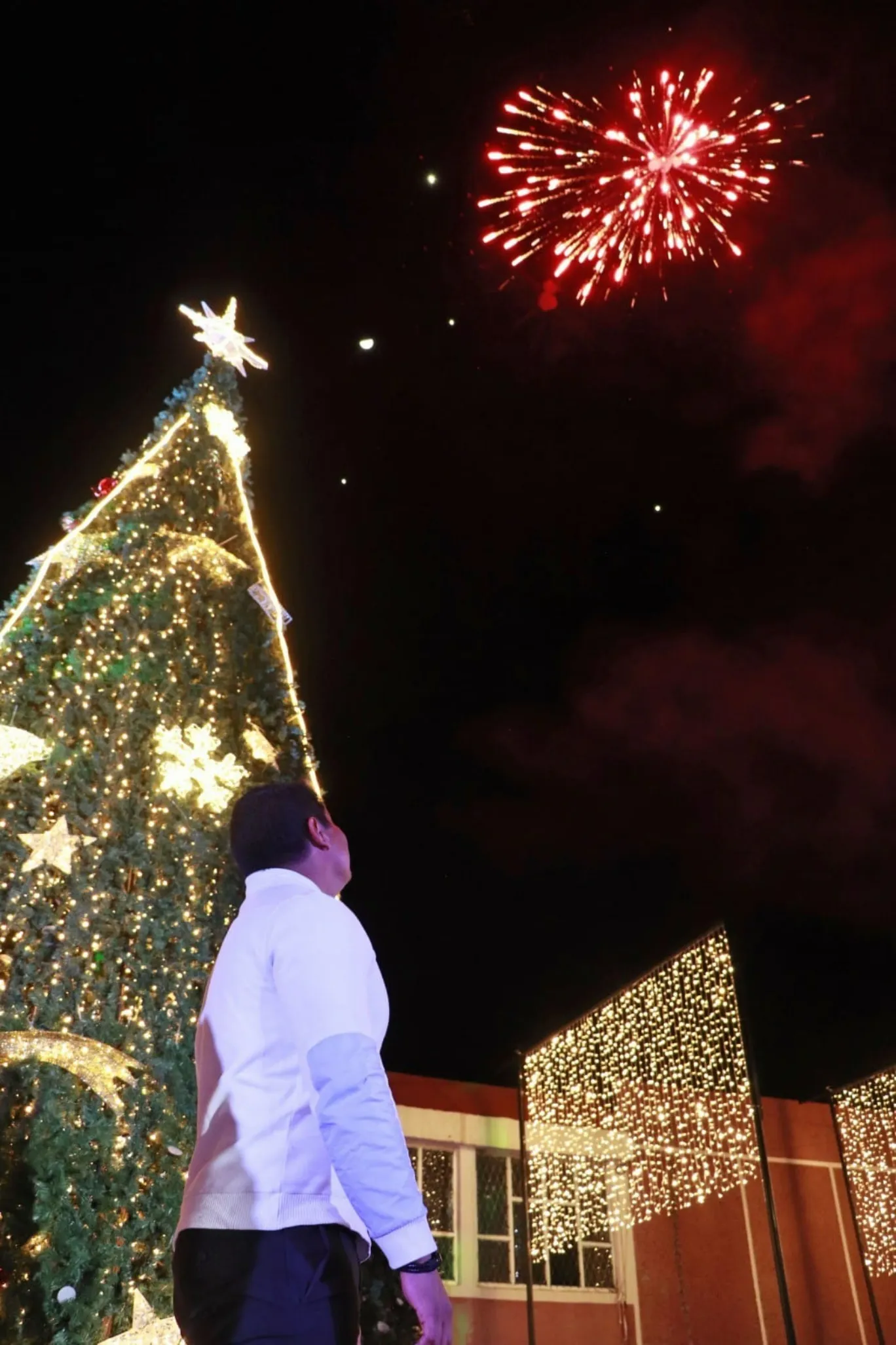 Omar Muñoz enciende la Navidad en Cuautlancingo