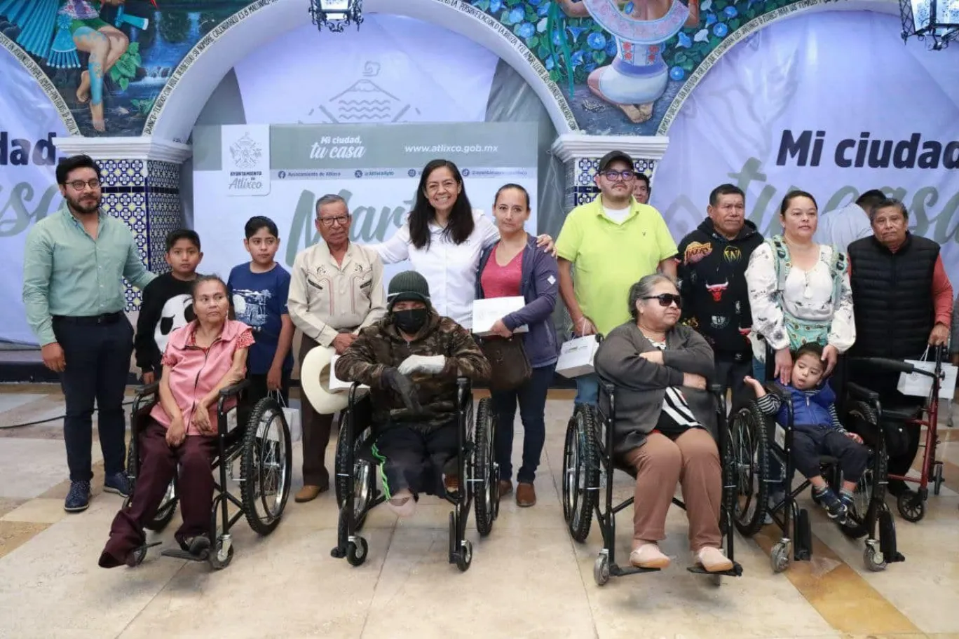 Ariadna Ayala entrega aparatos ortopédicos a personas con discapacidad en Atlixco