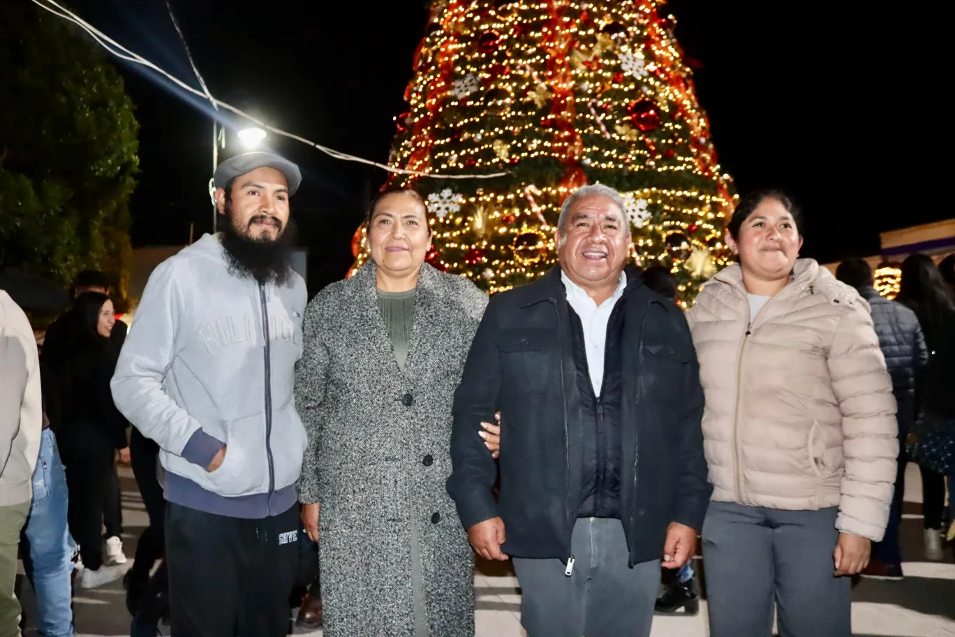 Severiano de la Rosa refuerza el tejido social en Amozoc con encendido del árbol navideño