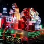 Santa Claus y la Caravana Coca Cola recorren las calles de Puebla