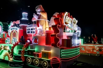 Santa Claus y la Caravana Coca Cola recorren las calles de Puebla