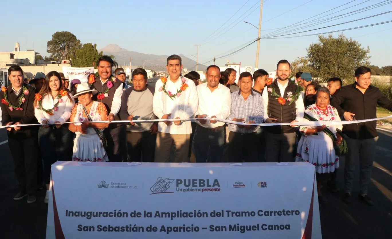 Sergio Salomón inaugura tramo carretero en San Miguel Canoa