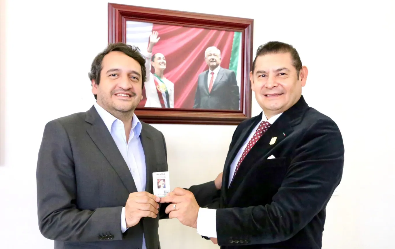 Entregan a Alejandro Armenta credencial de afiliación a Morena