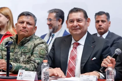 Viviendas y empleo ofrecerá Armenta a migrantes poblanos deportados de EE UU