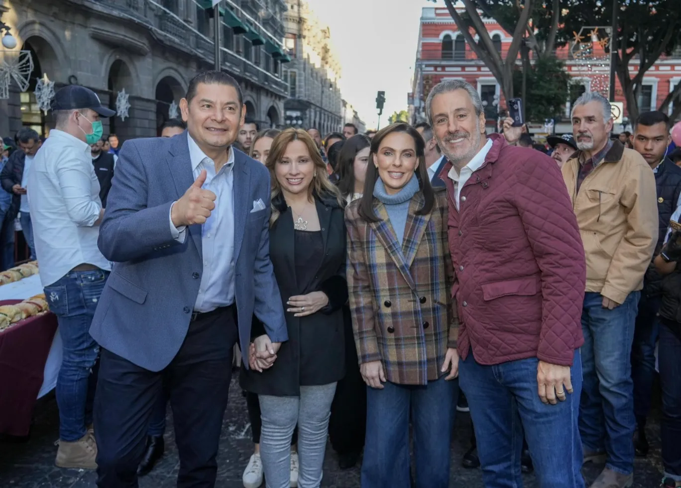 ROSCA MONUMENTAL Alejandro Armenta y Pepe Chedraui conviven con poblanos en el zócalo