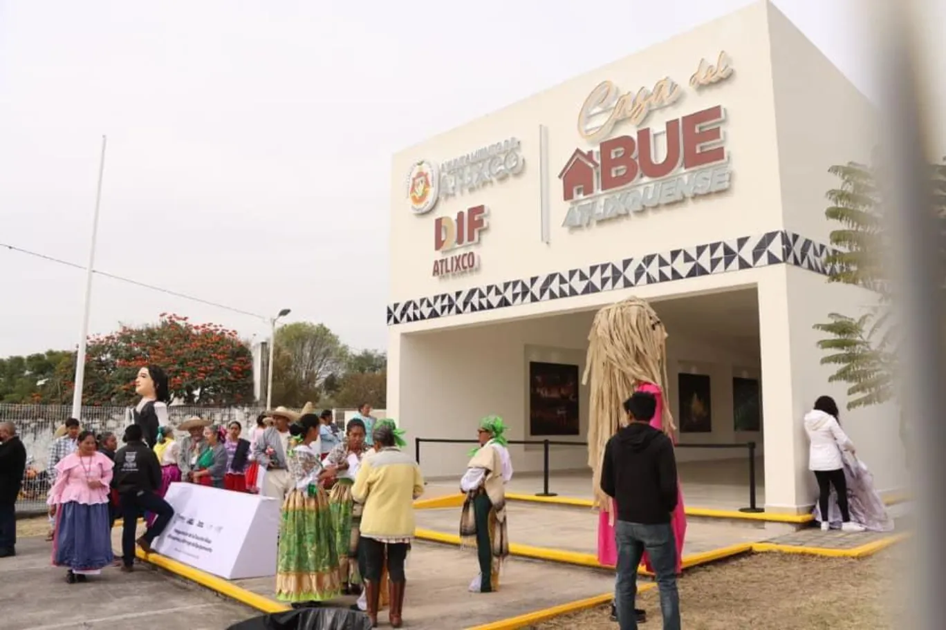 Alejandro Armenta y Ariadna Ayala inauguran la casa del Abue Atlixquense