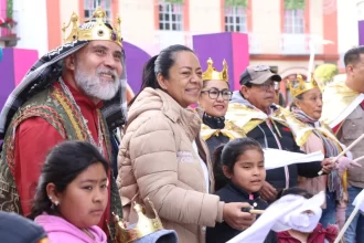 Ariadna Ayala y los Reyes Magos recorren todo Atlixco para entregar juguetes a los niños