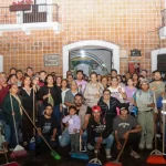 Ariadna Ayala, comerciantes y vecinos, se unen para lavar zócalo de Atlixco