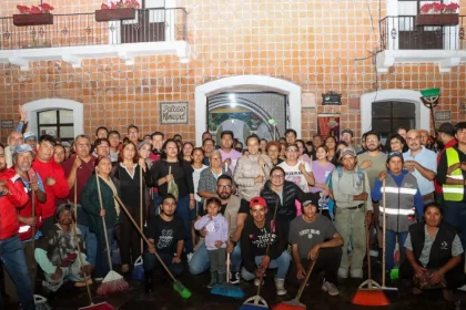 Ariadna Ayala, comerciantes y vecinos, se unen para lavar zócalo de Atlixco