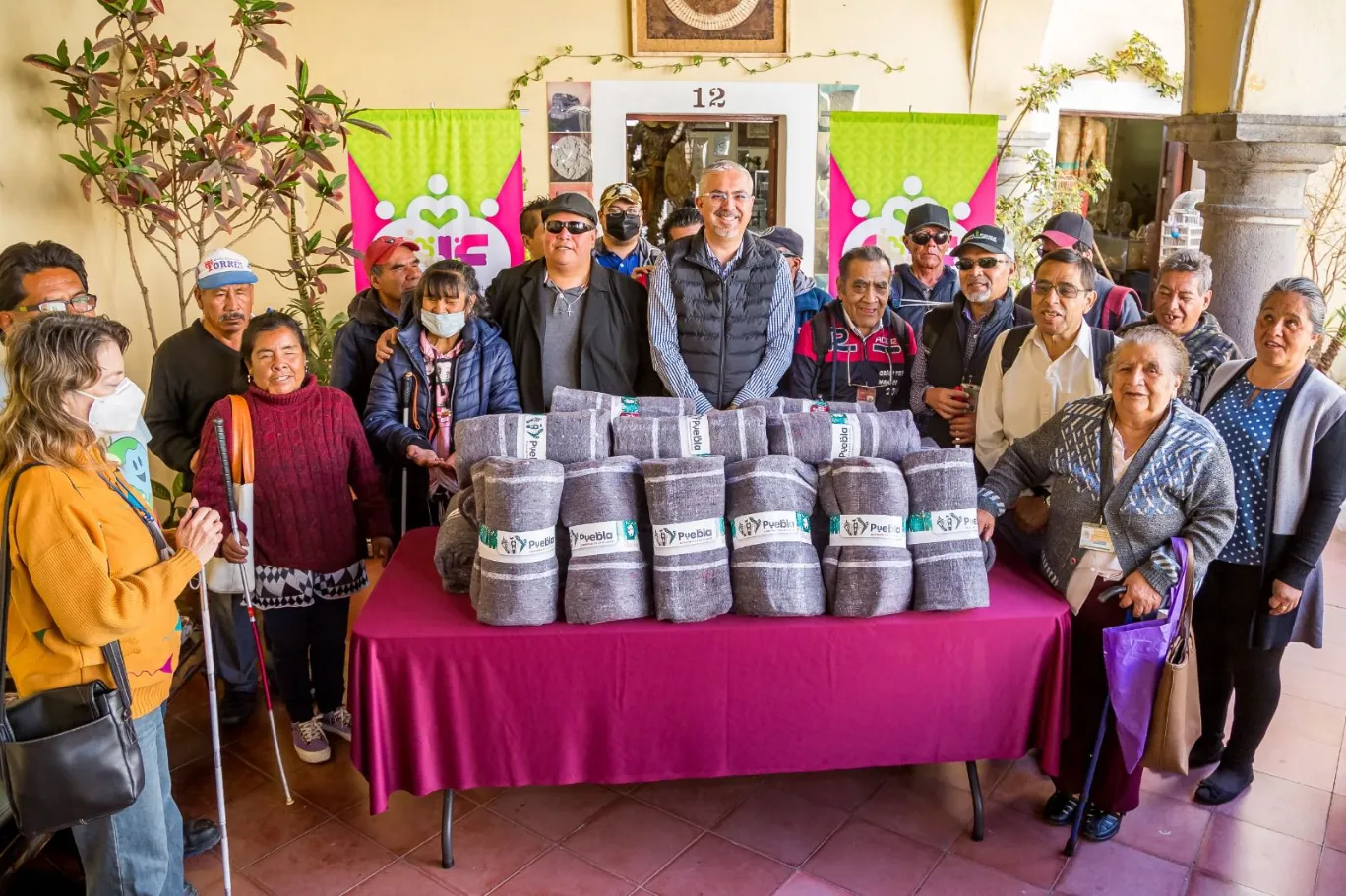 Entrega SMDIF cobertores a integrantes del Taller de Cooperación para Ciegos de Puebla