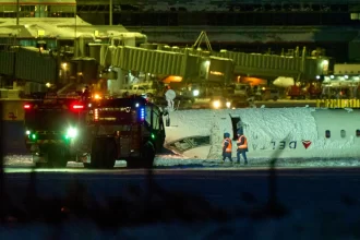Avión de Delta Air Lines se voltea al aterrizar en Aeropuerto Internacional de Toronto; reportan 15 personas heridas