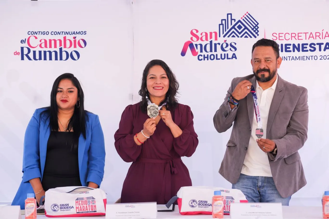 Invita Lupita Cuautle al Medio Maratón San Andrés Cholula 2025 con la Presentación de la Medalla y Kit