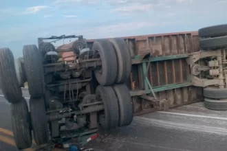 Autopista Amozoc-Perote: Tráiler volcado bloquea la autopista