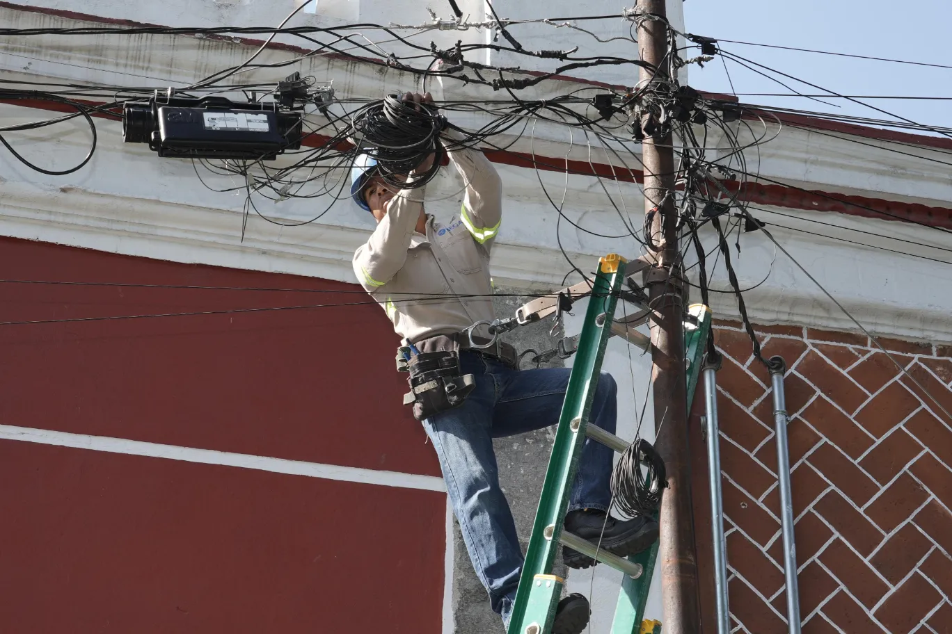 Ayuntamiento de Puebla arranca proyecto de retiro de cableado obsoleto