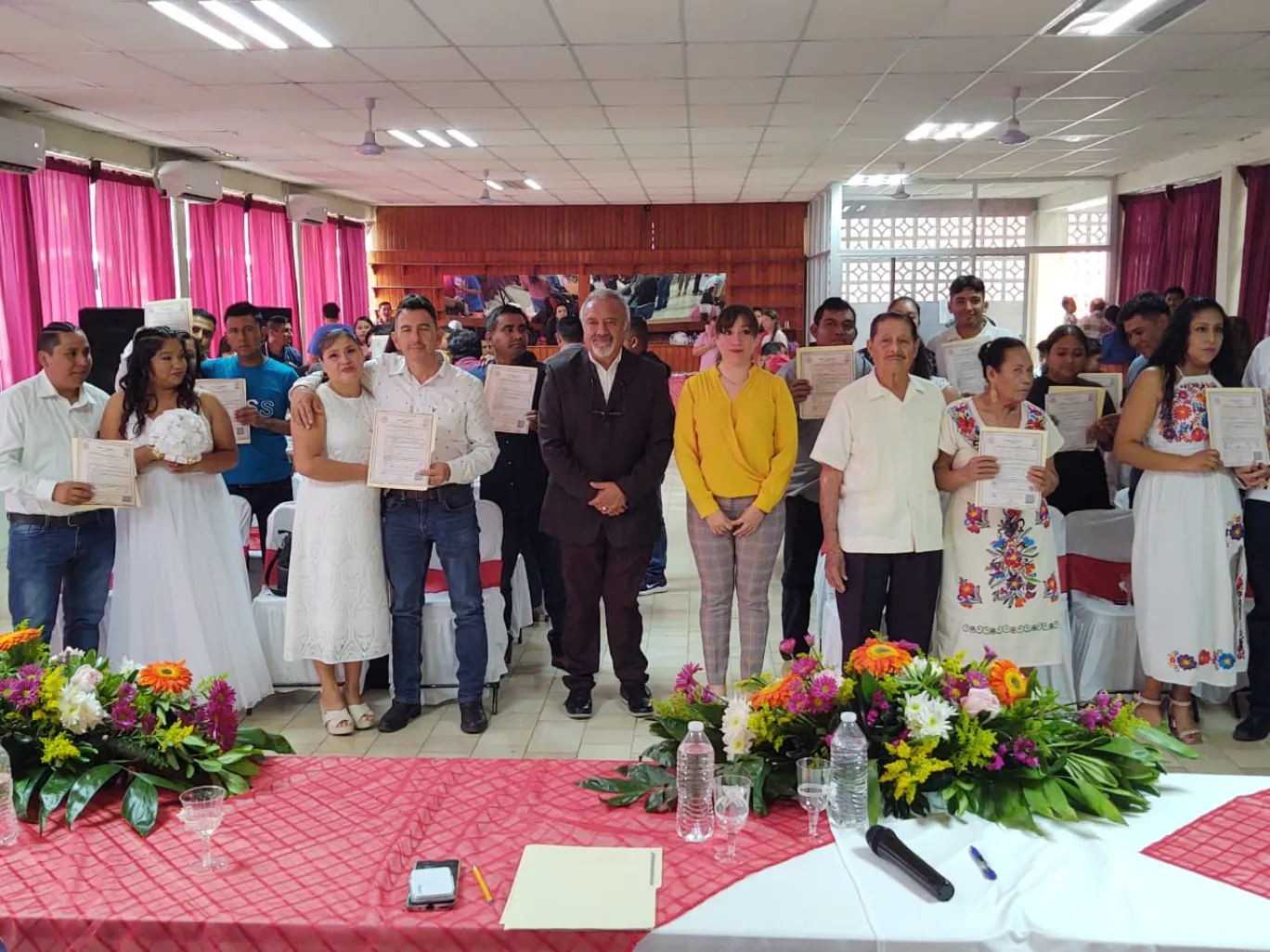 Bodas Comunitarias en Venustiano Carranza: 13 Parejas se Unen en Amor y Compromiso.