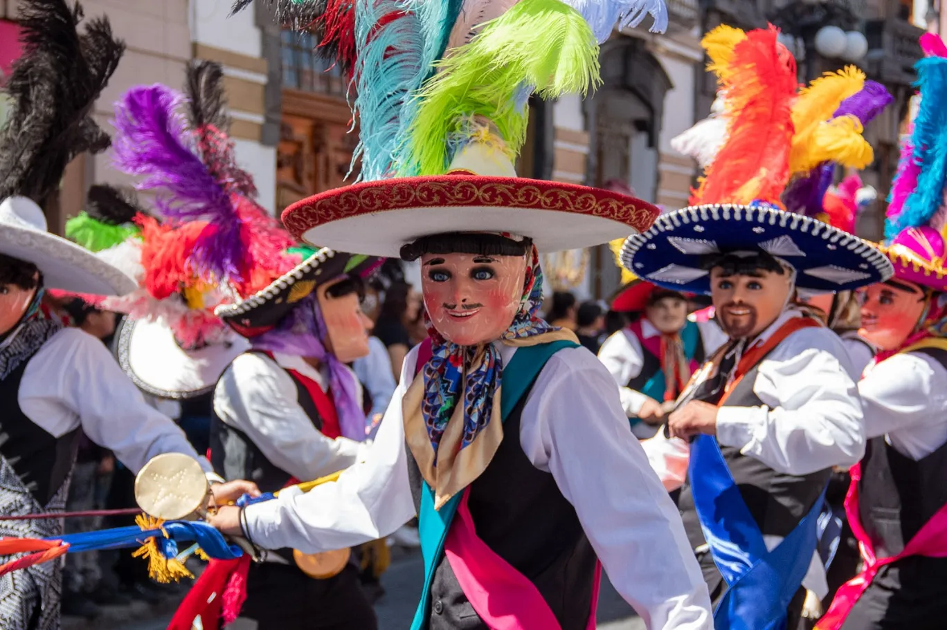 Con máscaras, plumas y capas, Puebla celebró el Festival de Huehues 2025
