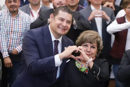 Subsecretaria de Gobernación Federal, Rocío Bárcena y el gobernador de Puebla, Alejandro Armenta, sostuvieron una mesa de trabajo con las y los 217 alcaldes