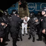 EU manda a El Salvador a los primeros deportados bajo la Ley de Enemigos Extranjeros