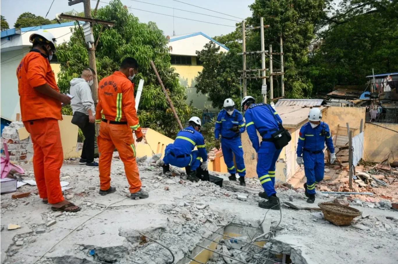 Rescatistas buscan sobrevivientes tras el terremoto que dejó más de 1.700 muertos en Myanmar y Tailandia