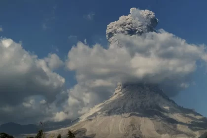 Continúa la vigilancia: Volcán de Colima bajo alerta por desgasificación pasiva
