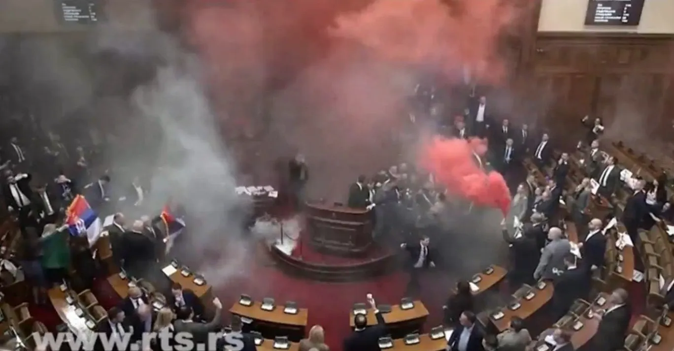 Diputados de la oposición en Serbia lanzan granadas de humo en el Parlamento