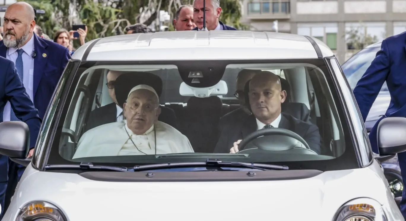 El papa regresa al Vaticano tras cinco semanas internado en un hospital por neumonía