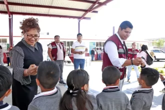 Entregan Omar Muñoz y Tere Alfaro obras de mantenimiento en escuela
