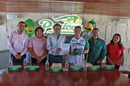 Firma Omar Muñoz convenio de colaboración con el equipo de béisbol “Pericos”