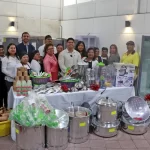 Omar Muñoz y Tere Alfaro entregan refrigerador a la estancia de día de Cuautlancingo